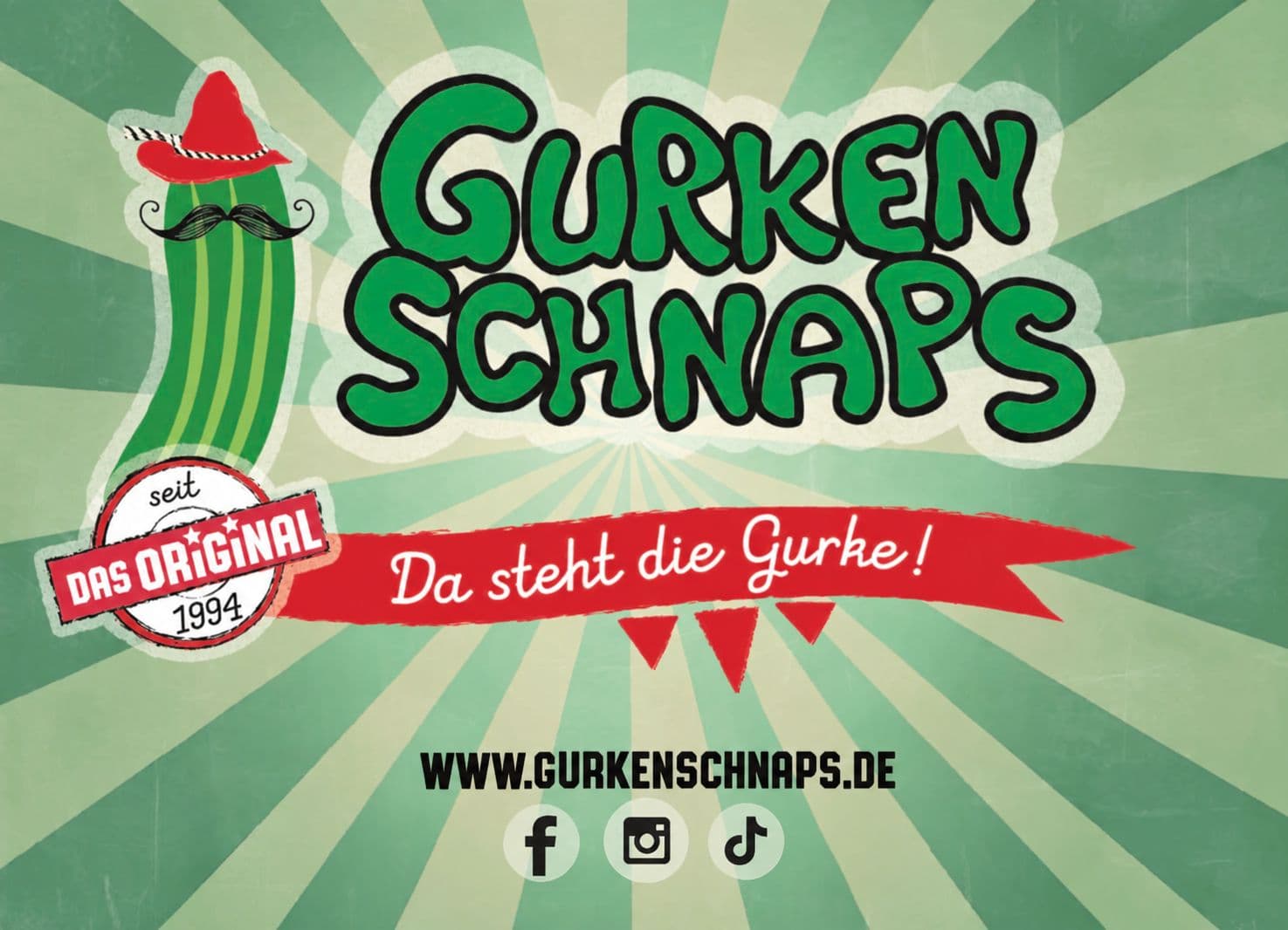 Gurkenschnaps-Plakat mit Gurke, Fahne, Webadresse und Sozialen Netzwerken